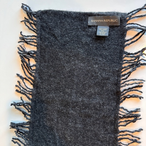 Banana Republic Charcoal Gray Merino Wool Fringe Winter Scarf🧣 - Picture 4 of 5